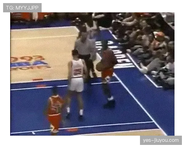 受伤倒地中断比赛时，裁判如何判罚和控制比赛节奏？